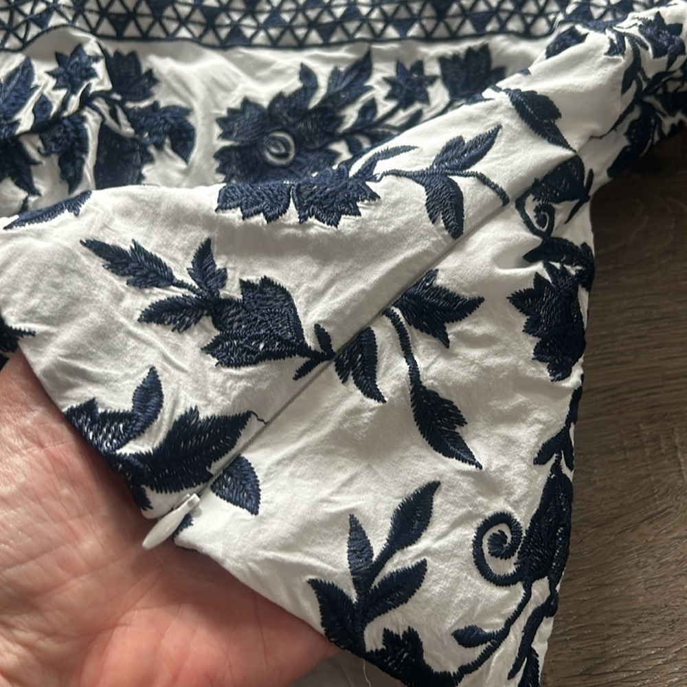 Antonio Melani Embroidered Top Euc - image 5